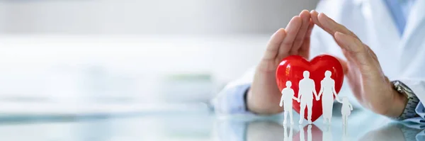 Primo Piano Una Famiglia Protezione Della Mano Medico Tagliato Fuori — Foto Stock