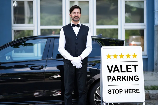 Valet Parking Hotel Service Man Driver Standing — Foto de Stock