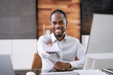 Afrikalı İşadamı Maaş çeki ya da maaş çeki veriyor