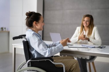 Ofisteki Sağırlar İçin İşaret Dili Öğrenme