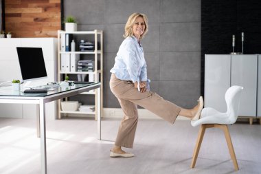 Uzatma Ofisi Egzersizi. İş yerinde Masa Esnetme Egzersizi