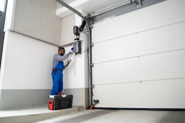 Installation Réparation Portes Garage Maison Entrepreneur Homme Dans Maison — Photo