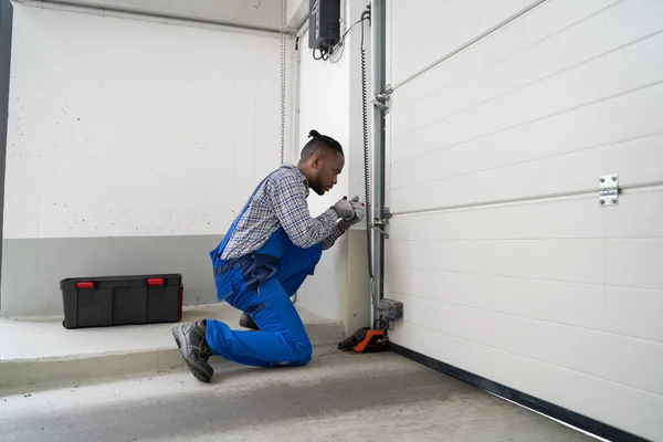 Garage Door Installation Repair Home Contractor Man House — Stock Photo, Image