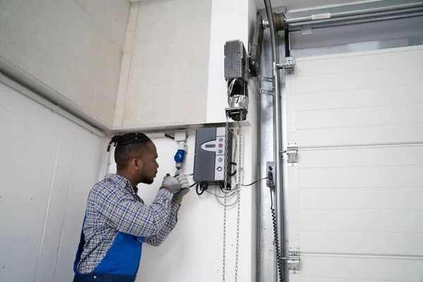 Instalando Porta Portão Garagem Automática Manutenção Reparação — Fotografia de Stock