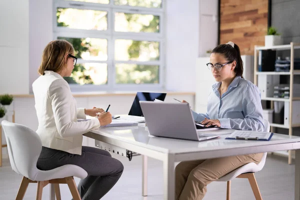 Twee Collega Uit Het Bedrijfsleven Berekenen Belasting Het Kantoor — Stockfoto