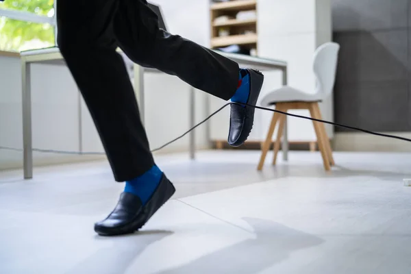 Kablo Halatı Takıldı Düştü Kabloda Ayaklar Tökezliyor — Stok fotoğraf