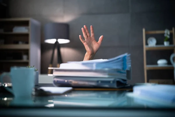 Γραφειοκρατία Γραφειοκρατία Άγχος Στην Εργασία Απελπισμένος Άνθρωπος Ψάχνει Βοήθεια — Φωτογραφία Αρχείου