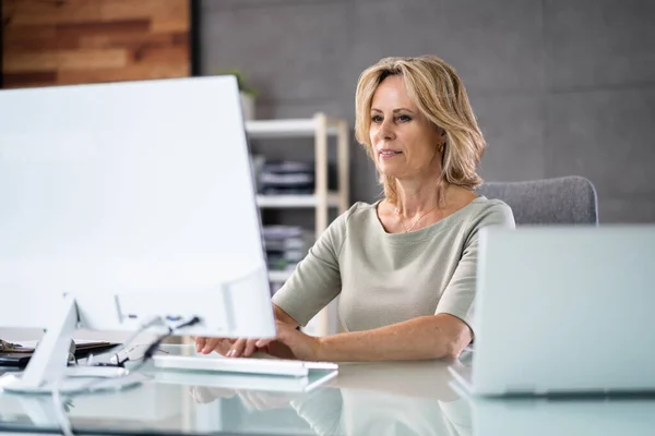 Virtuelle Persönliche Assistentin Macht Videokonferenz — Stockfoto