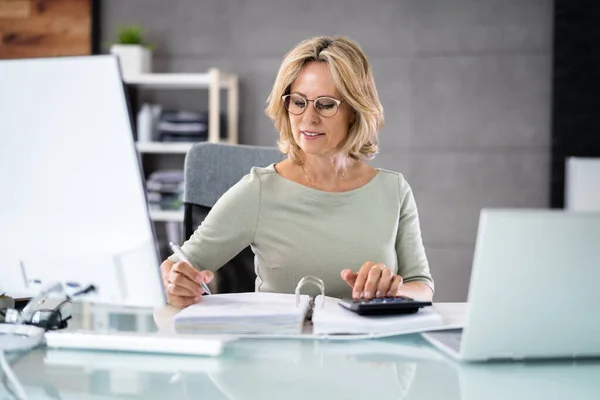 Företagsfakturahantering Revisor Med Hjälp Bildskärm — Stockfoto