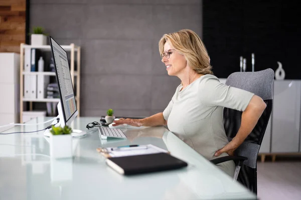 Rygg Smärta Dålig Hållning Kvinnan Sitter Office — Stockfoto