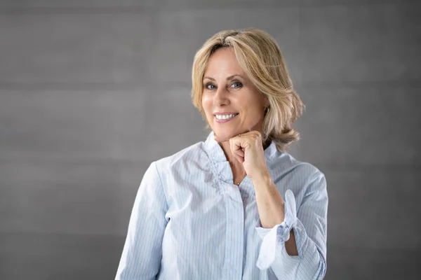 Aged Blond Woman Face Portrait Professional Business Accountant Office — Stok fotoğraf