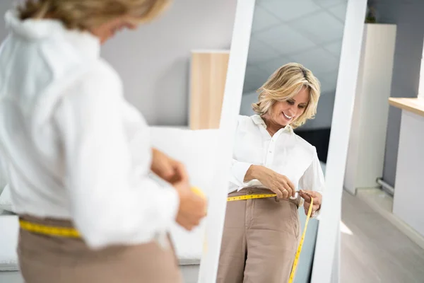 Lächelnde Schlanke Frau Die Ihr Spiegelbild Spiegel Betrachtet — Stockfoto