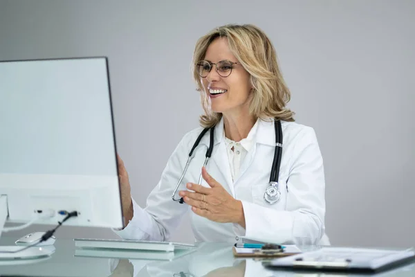 Doctor Video Conference Call Desktop Computer — Fotografia de Stock