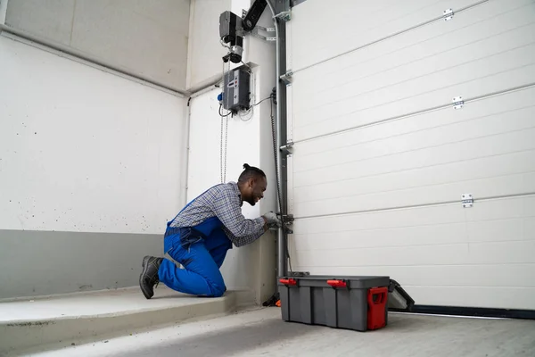 Instalação Reparação Porta Garagem Casa Homem Empreiteiro Casa — Fotografia de Stock