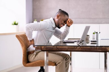 Sırt Ağrısı Kötü Duruş Adamı Ofiste Oturuyor