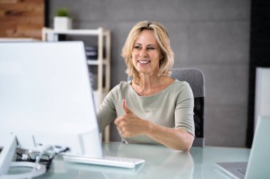 Çevrimiçi Eğitim Video Konferansı İş Giysileri Bilgisayarda