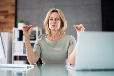 Sağlıklı Yoga Meditasyon Çalışma Odası Sandalyesinde Egzersiz