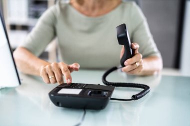 İş kadını El ile Sabit Telefon Yapımı Düğmesine Bas