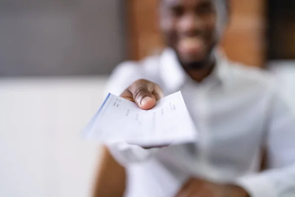 African Business Man Ger Lön Eller Lön Cheque — Stockfoto