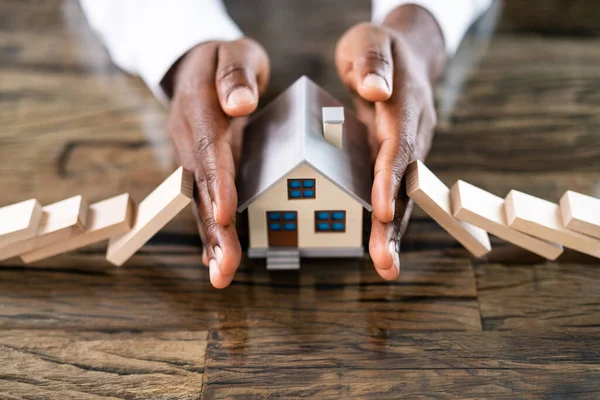 Hausratversicherung Herausforderung Durch Domino Kette Und Risikoabsicherung — Stockfoto