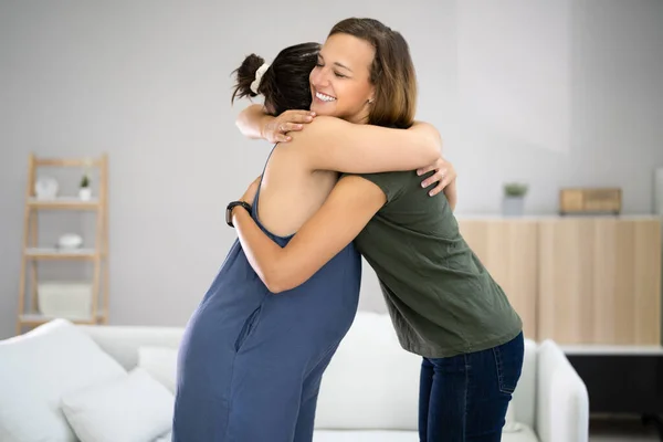 Ευτυχισμένες Έγκυες Που Αγκαλιάζονται Στο Σπίτι Ντούλα — Φωτογραφία Αρχείου