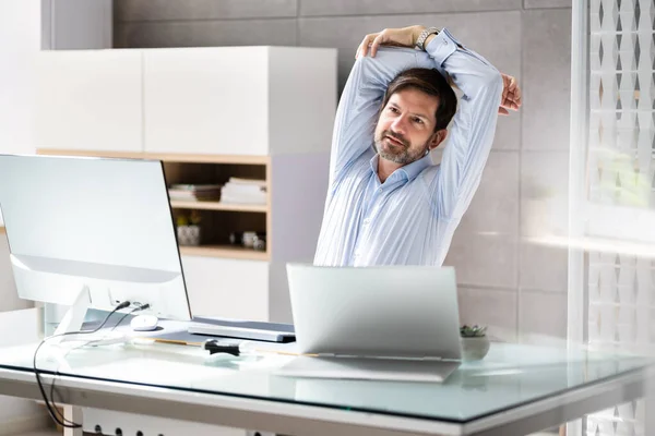 Rückansicht Eines Geschäftsmannes Der Amt Die Arme Ausstreckt — Stockfoto