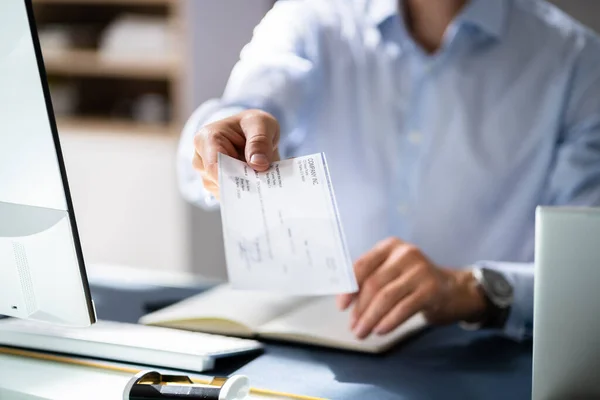 Empresário Mãos Dando Cheque Para Outra Pessoa — Fotografia de Stock