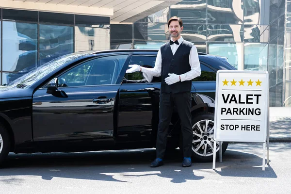 Valet Parking Hotel Service Man Driver Standing — Zdjęcie stockowe