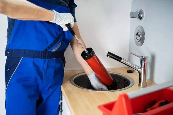 Plumber Cleaning Drain Sink Using Pump — Stockfoto