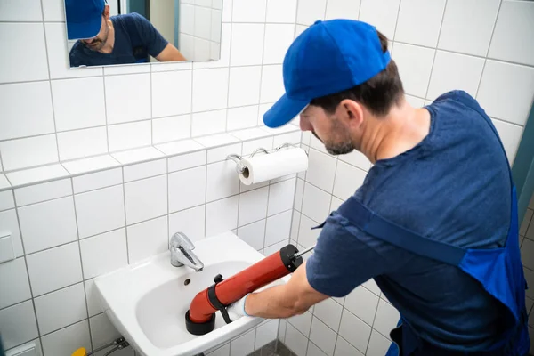 Plumber Cleaning Drain Bathroom Sink Using Pump — ストック写真
