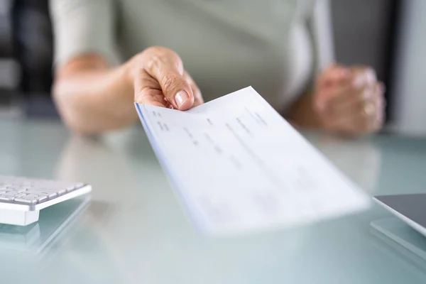 Dando Cheque Folha Pagamento Cheque Salário Aluguel — Fotografia de Stock