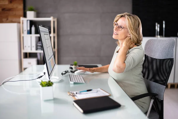 Ergonomischer Computerstuhl Schlechte Körperhaltung Und Schmerzen — Stockfoto