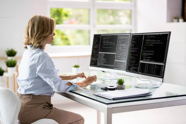 Programmiererin Programmiert Auf Mehreren Computerbildschirmen — Stockfoto