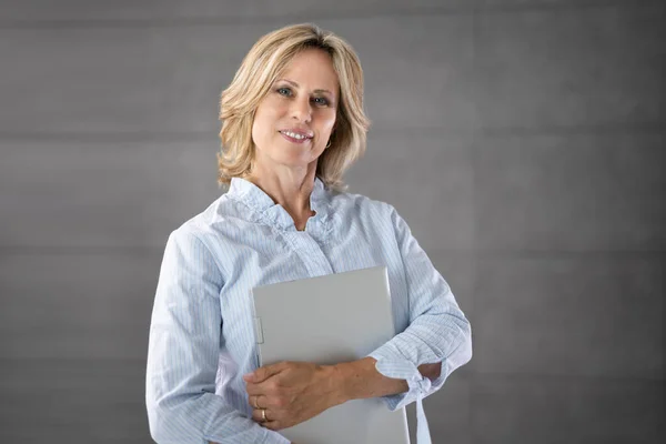 Aged Businesswoman Holding Computer Executive Learning Online Digital Technology — Foto Stock