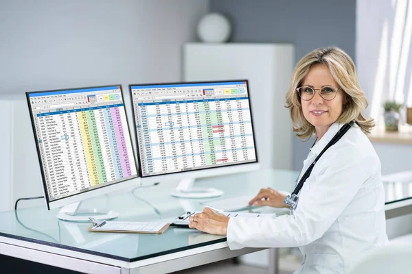 Hospital Doctor Using Spreadsheet Billing Codes Desktop —  Fotos de Stock