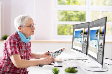 Çoklu Ekranda Ofiste Çalışan Web Sitesi Grafik Tasarımcısı