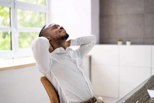 Consejero Hombre Relajándose Silla Oficina Escritorio —  Fotos de Stock