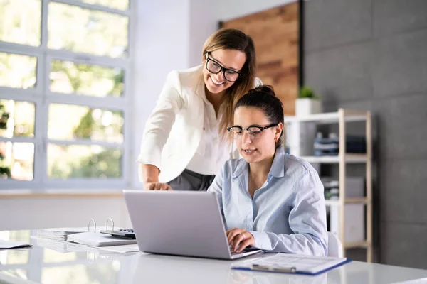 Woman Training Laptop Computer Wearing Eyeglasses Workplace — Stock Photo, Image