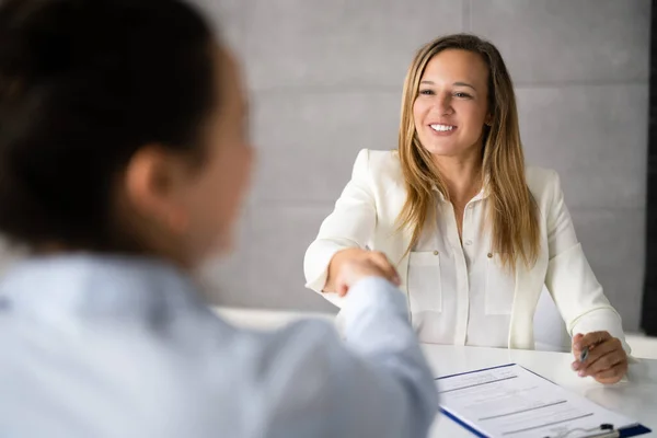 Personalgespräch Amt Personalvermittler Beim Händedruck — Stockfoto