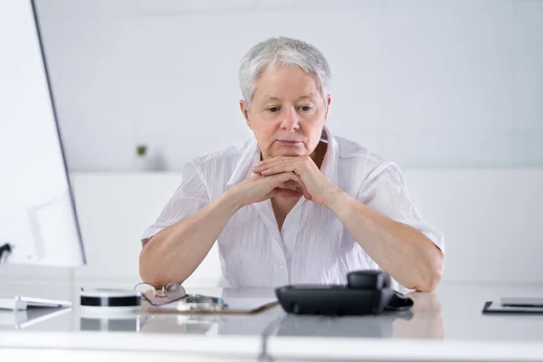 Esperando Teléfono Fijo Llamada Telefónica Escritorio Oficina —  Fotos de Stock