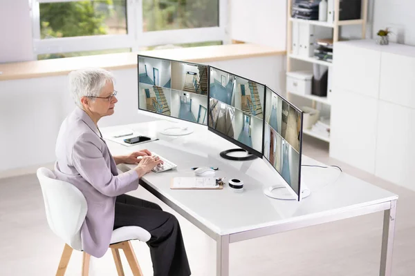 Videoüberwachung Auf Mehreren Computermonitoren — Stockfoto