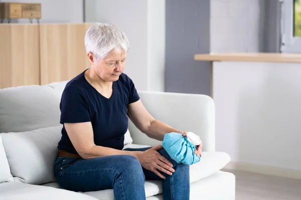 Woman Holding Cool Gel Pack Knee Pain Relief — Foto de Stock