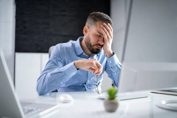 Stressed Sick Employee Man Computer Office — Stock fotografie