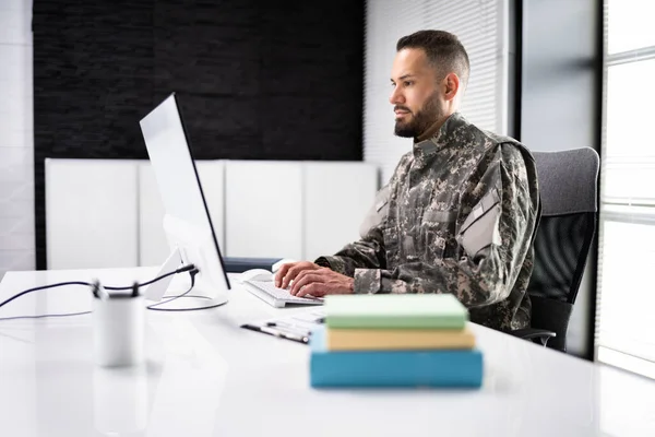 Militärische Studentenausbildung Armeesoldat Veteran Mit Computer — Stockfoto