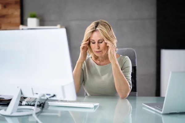 Depressed Tired Lady Using Computer Upset Woman — Stockfoto