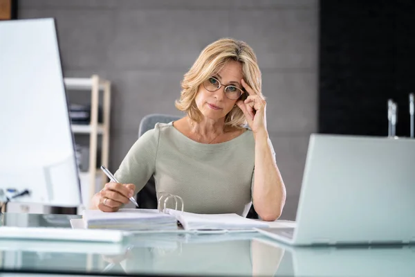 Bored Overworked Accountant Employee Tired Sick Woman — Stock fotografie