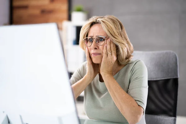 Frustrated Businesswoman Looking Her Computer Screen Dismay — Stock fotografie