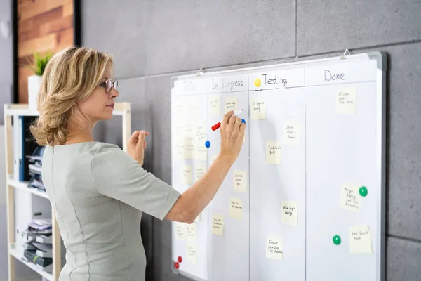 Kanban Business Board Lepicí Poznámky Zdi Kanceláři — Stock fotografie