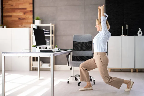 Employee Doing Split Squat Exercise Desk — Photo
