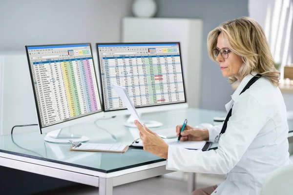 Hospital Doctor Using Spreadsheet Billing Codes Desktop — Fotografia de Stock
